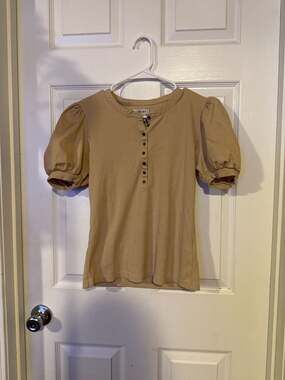 Ariat Oakley Short Sleeve Henley Puff Sleeve Top in Tan